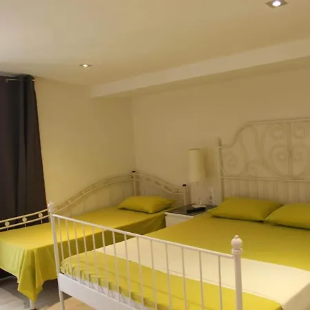 Anthia House Апартаменты *