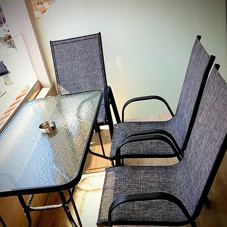 Anthia House דירה *