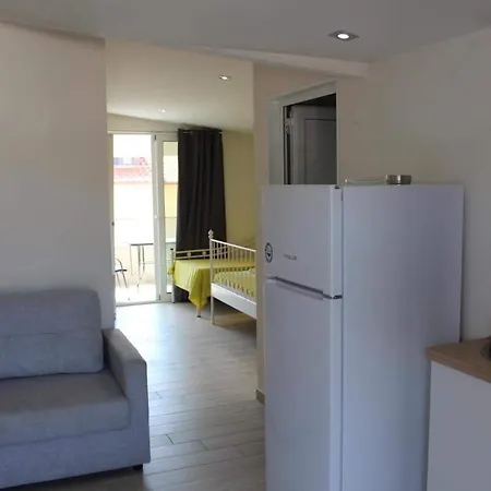 Anthia House Sarti