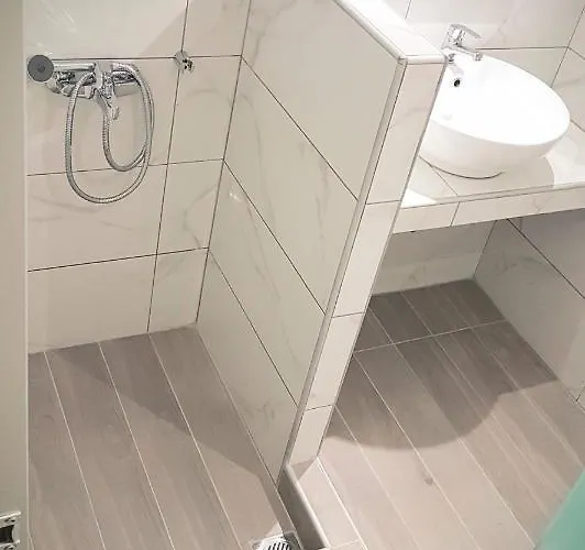 Anthia House Szárti