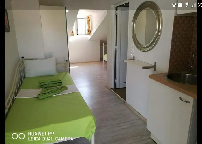 Anthia House Szárti